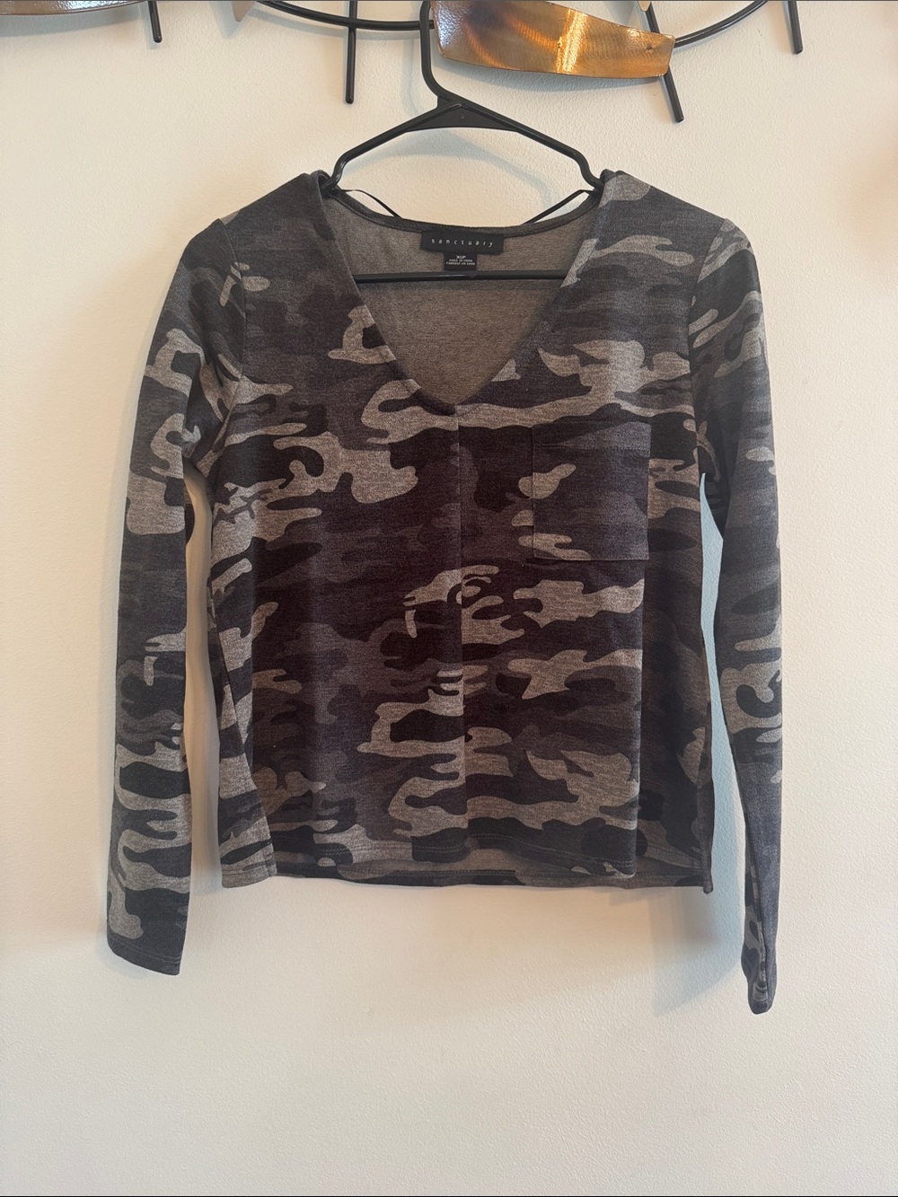 Sanctuary Charcoal & Gray Camo V-Neck Long Sleeve Top